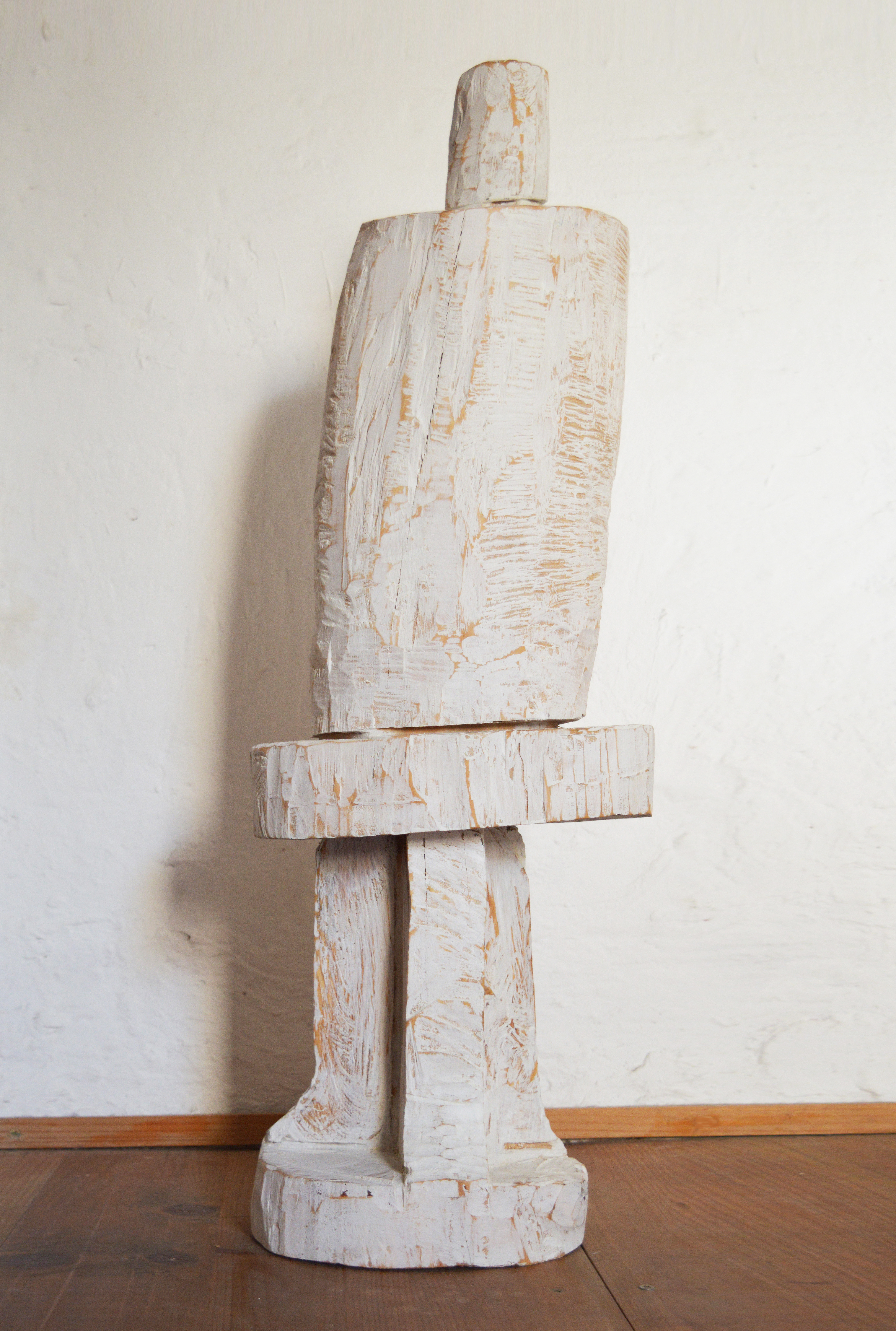 La vaccine  talla en madera de pino pintada, 83 x 28 x 20 cms, 2022